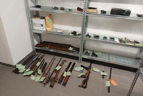 obrázek:Lidé v Plzeňském kraji odevzdali stovky zbraní. Policie varuje: granát na služebnu nevozte