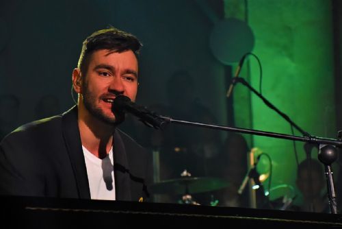 obrázek:Marek Ztracený rozzáří Tymákov: Vánoční strom a sbory v akci