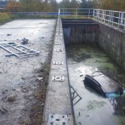 Mladík na D5 skončil autem v nádrži, škoda 300 tisíc