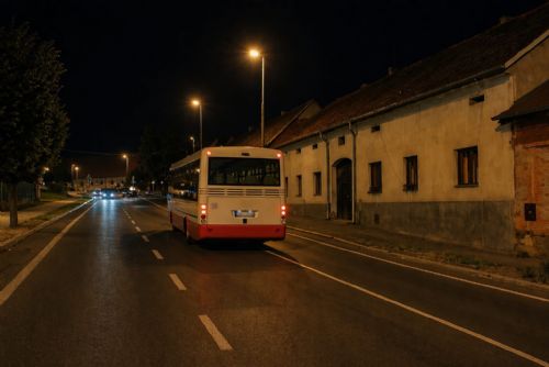obrázek:Mladík v octavii vybržďoval autobus plný lidí. Nebezpečnou jízdu ukončila až policie