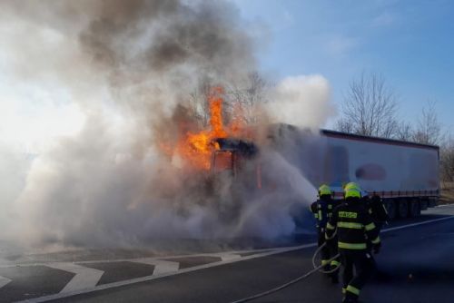 obrázek:Na D5 Hořel kamion s papírem