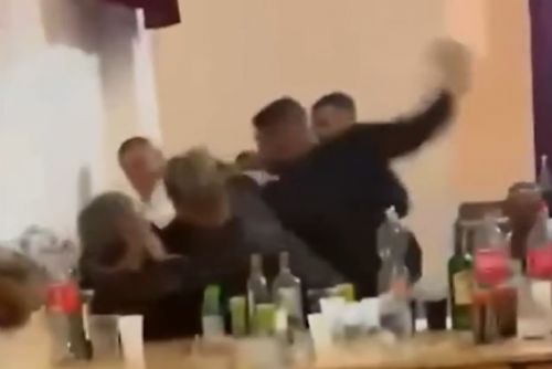 obrázek:Násilná rvačka na romské zábavě ve Starém Plzenci - zraněný muž v bezvědomí