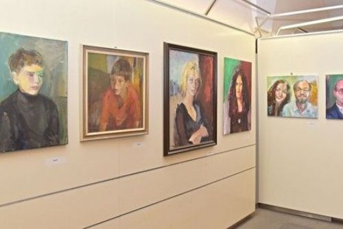 obrázek:Nastavené tváře v mázhauzu radnice, výstava Květy Monhartové