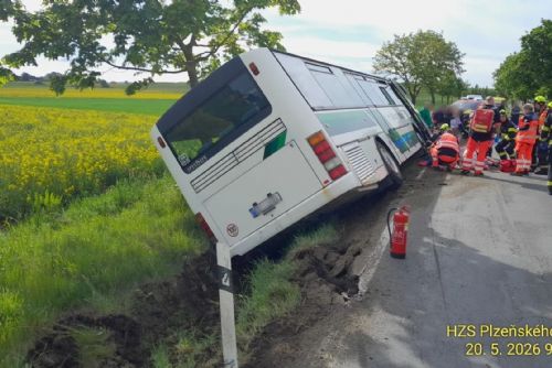 obrázek:Nehoda autobusu plného dětí uzavřela silnici u Oseku. Zranění jsou podle prvních zpráv lehká
