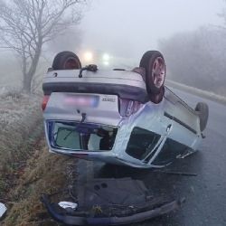 Nehoda na silnici 177 - Auto na střeše, dva zranění