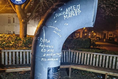 obrázek:Ničit je pro někoho zábava. Neznámý vandal posprejoval plzeňský Poesiomat