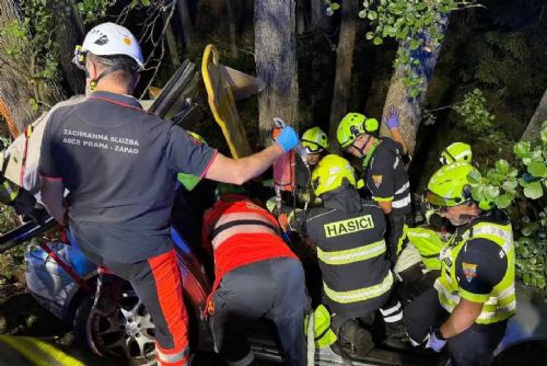 obrázek:Noční nehoda na Klatovsku skončila tragicky. Padesátiletá žena zemřela po nárazu do stromu