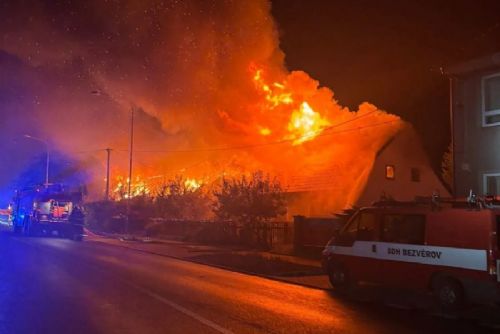 obrázek:Noční požár v Bezvěrově zasáhl čtyři domy. Dva lidé se zranili, škoda je 18 milionů