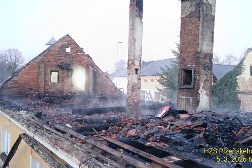 obrázek:Noční požár v Meclově zničil střechu domu, škoda přes milion Kč