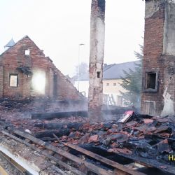 Noční požár v Meclově zničil střechu domu, škoda přes milion Kč