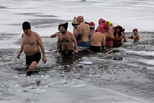 obrázek:Novoroční koupání, 25 otužilců v plzeňském Boleváku
