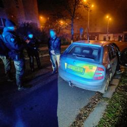 Opilý řidič bez řidičáku si zpestřil jízdu po chodníku