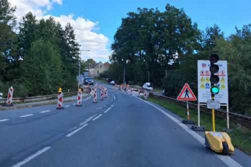 obrázek:Oprava mostu v Trnové zpomalí cestu na D5. Řidiče čeká kyvadlový provoz na semafory