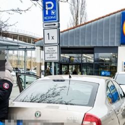 Parkoval na stání pro rodiče s 23 let neplatným řidičákem