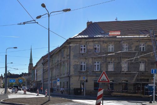 obrázek:Plzeň opraví fasádu domu naproti Novému divadlu. Uvolní na ni sedm milionů
