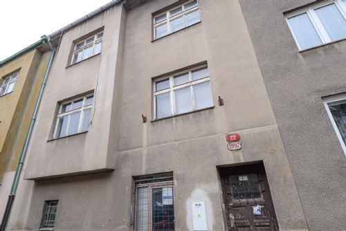 obrázek:Plzeň opravuje dům v Bolzanově ulici. Vznikne pět bytů pro lidi v bytové nouzi