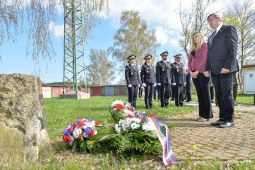 obrázek:Plzeň si připomněla tragické nálety z dubna 1945. Oběti uctili lidé i zástupci města