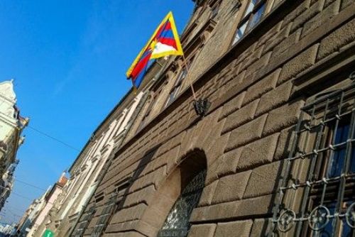 Foto: Plzeň vyvěsila tibetskou vlajku