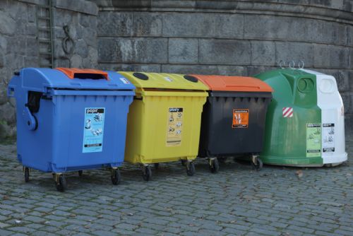 obrázek:Plzeňáci si zvykají na novinku v třídění. Plechovky nově patří i do zelených kontejnerů