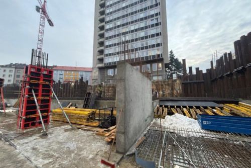 obrázek:Plzeňské věže Sisters už rostou nad zemí. Stavba má teď přidávat patro za patrem