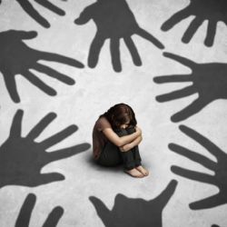 Plzeňský soud řeší znásilnění nezletilé na ubytovně