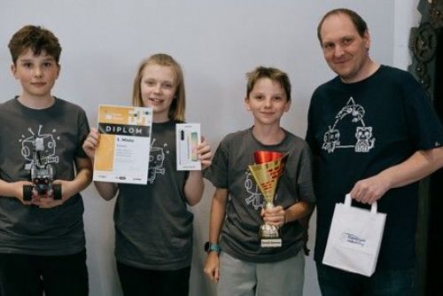obrázek:Plzeňští školáci ovládli Droid Games. Centrum robotiky zaplnili mladí programátoři