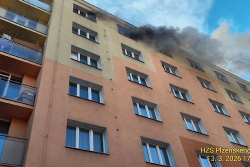 obrázek:Požár bytu na Sokolovské v Plzni vyžádal evakuaci 22 lidí. Záchranáři ošetřili tři osoby