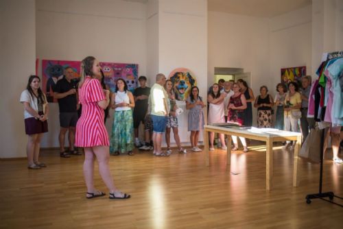 obrázek:Regionální muzeum Kladrubska zaplnily fotografie, barvy a fantazie