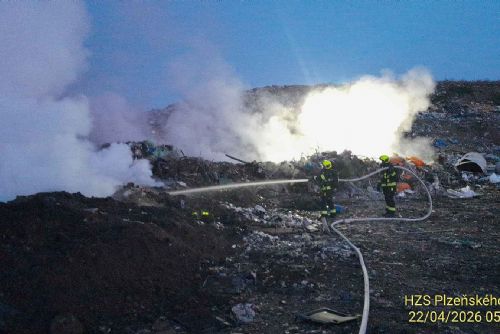 obrázek:Skládka u Dobřan znovu v plamenech. Hasiči se na Vysokou vraceli už podruhé během pár dnů