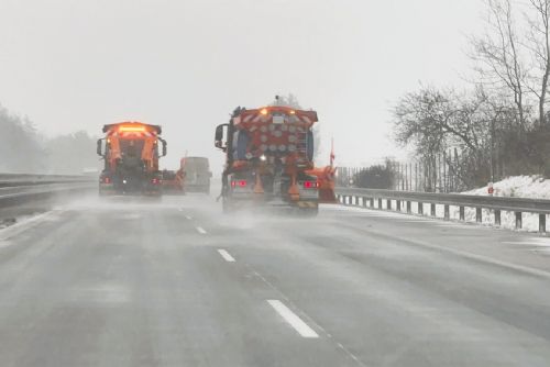 obrázek:Plzeňsko zažilo ranní sněhový kolaps, D5 paralyzována hodiny
