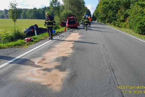 obrázek:Srážka u Mýta skončila autem na střeše. Policie prověřuje náraz zezadu