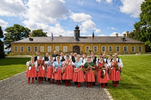 obrázek:Staročeské máje poprvé na Kozlu. Zámek ožije kroji, muzikou i slavnostním průvodem