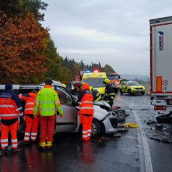 Tragický střet Fiatu s kamionem: řidič vážně zraněn