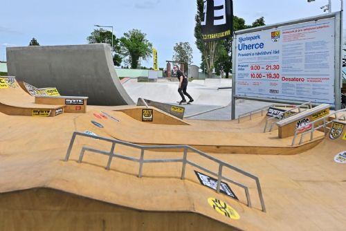 obrázek:Úherce na severním Plzeňsku mají nový 600m2 skatepark s oblými nájezdy, stál 3,8 milionu