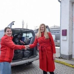 Úředníci poslali první zásilku oblečení pro charitu, zapojte se také