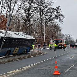 V Domažlicích se samovolně rozjel nezajištěný autobus, škoda přes 300 tis