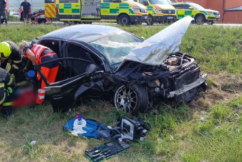 obrázek:Vážná nehoda na tahu z Klatov do Plzně. Čtyři zranění, pro mladou ženu letěl vrtulník