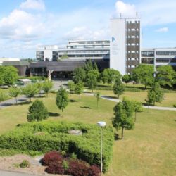 Vědci blokují stavbu bazénu u univerzity kvůli obavám z poškození přístrojů