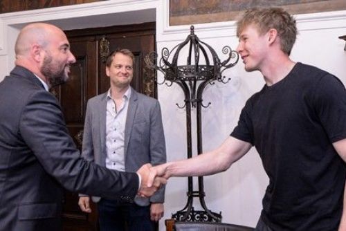 obrázek:Všímaví mladíci v Plzni pomohli zachránit batole v okně. Primátor jim poděkoval na radnici