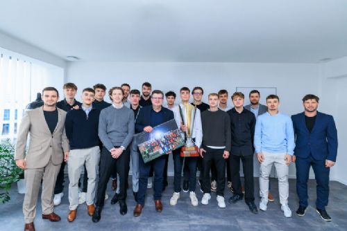 obrázek:Zlatí fotbalisté ZČU si pro gratulaci došli na rektorát. V létě míří reprezentovat do Itálie