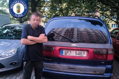 obrázek:Zpátečka na 3,42 promile už nevyšla. Řidič v Plzni naboural zaparkované auto