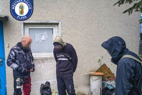 obrázek:Otevřené okno, tři vetřelci. Noční výprava do firmy v Domažlické skončila v rukou policie