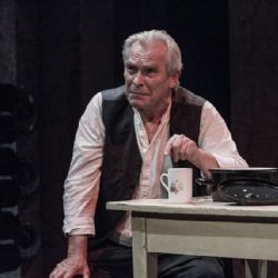 David Prachař, Alois Švehlík a Lucie Trmíková v inscenaci Dvojí domov