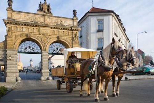 Foto: Společná veselice na nádvoří Plzeňského Prazdroje
