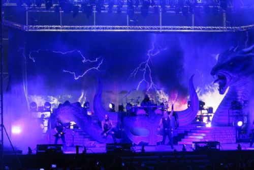 Obrázek - Závěrečná show Amon Amarth. Vikingové bavili diváky nejen svým
nadupaným death metalem.