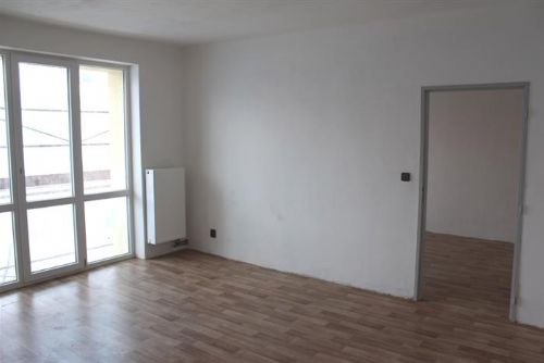 Foto: Městský byt v Plzni si může opravit nájemce, poté si investici odbydlí