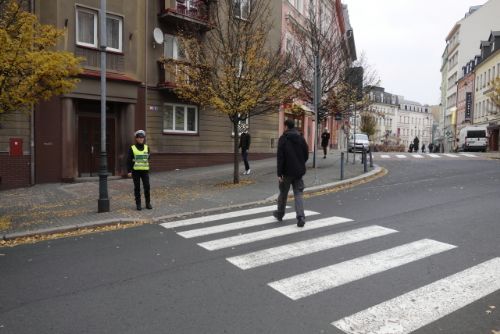 Foto: Policisté v Plzni pokutovali chodce