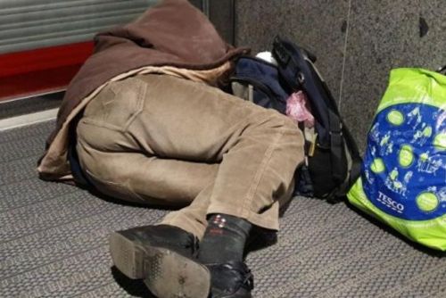 Foto: Bezdomovce v Plzni ošetřují zdravotníci Červeného kříže