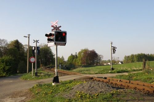 Foto: Řidič přehlédl signalizaci a vjel na přejezdu u Běšin pod vlak