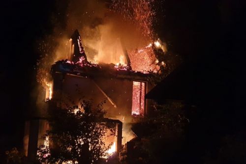 Foto: Ve Žďáru hořel dům, majitel skončil v nemocnici